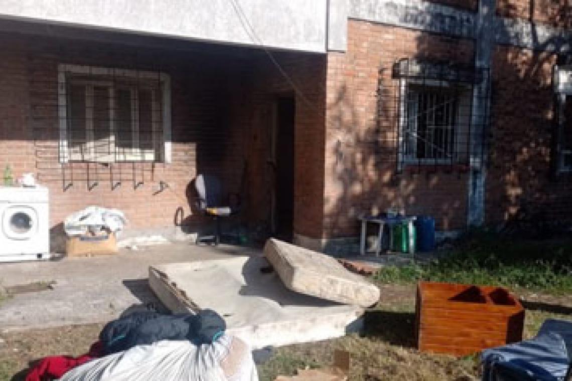 Agentes municipales y policiales desalojaron una casa ocupada en zona norte
