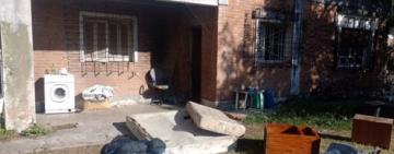Agentes municipales y policiales desalojaron una casa ocupada en zona norte