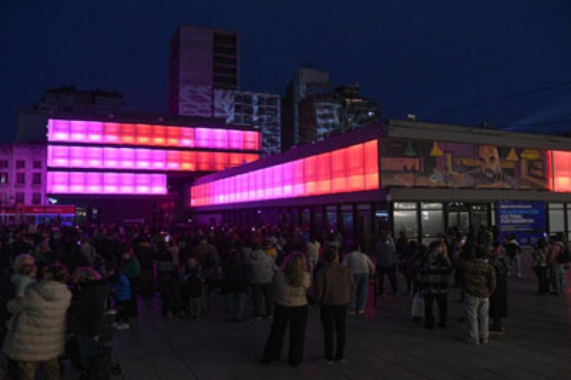 Tricentenario: se encendió la nueva fachada del Cultural Fontanarrosa