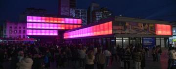 Tricentenario: se encendió la nueva fachada del Cultural Fontanarrosa
