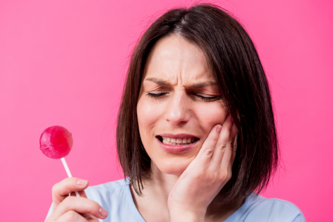 Qué pasa en tu boca y tus dientes apenas consumes azúcar (y cómo minimizar el daño que provoca)