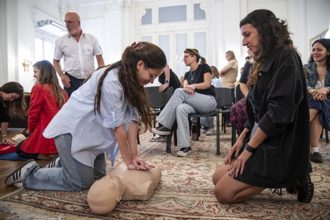Rosario cardioprotegida: instalaron un desfibrilador en el Palacio Municipal y capacitaron al personal