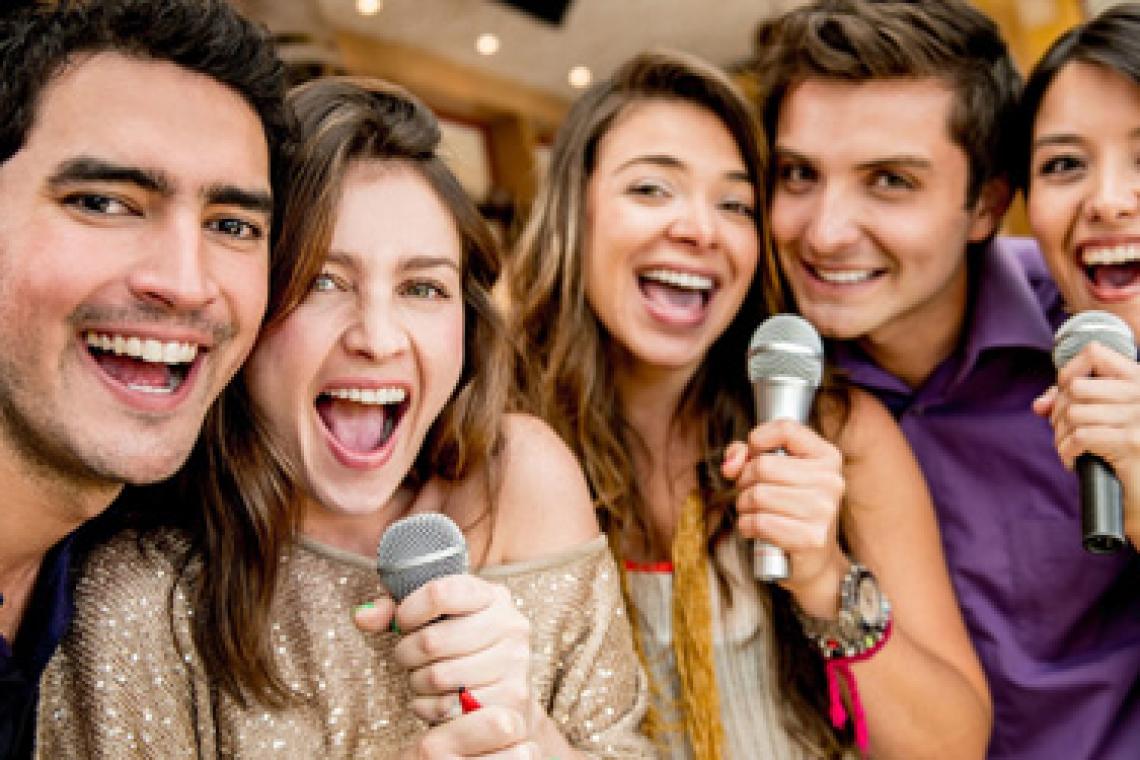 Los sorprendentes beneficios que cantar tiene para la salud (y que están respaldados por la ciencia)