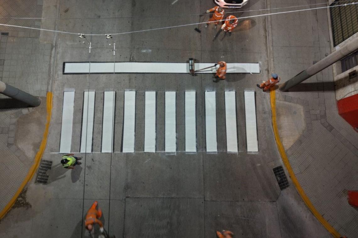 El municipio refuerza de forma periódica la señalización de sendas peatonales en Rosario