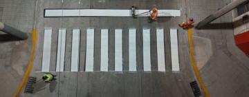 El municipio refuerza de forma periódica la señalización de sendas peatonales en Rosario