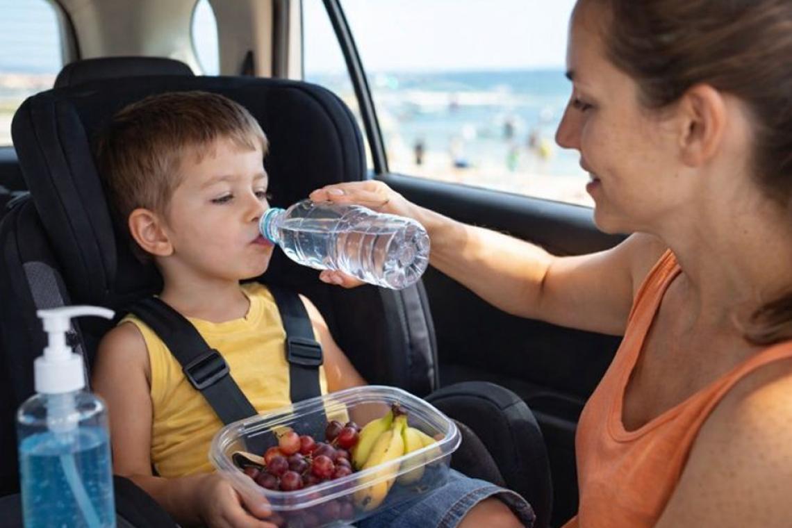 Viajar con chicos: cuidados clave para prevenir la enterocolitis