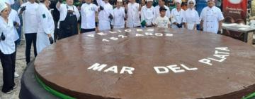 Un alfajor gigante de 720 kilos celebró los 152 años de Mar del Plata