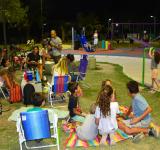  Picnics nocturnos para disfrutar a pleno de las plazas barriales
