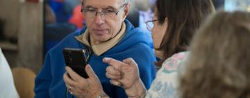 Rosario relanza talleres gratuitos de celular para personas mayores en todos los distritos