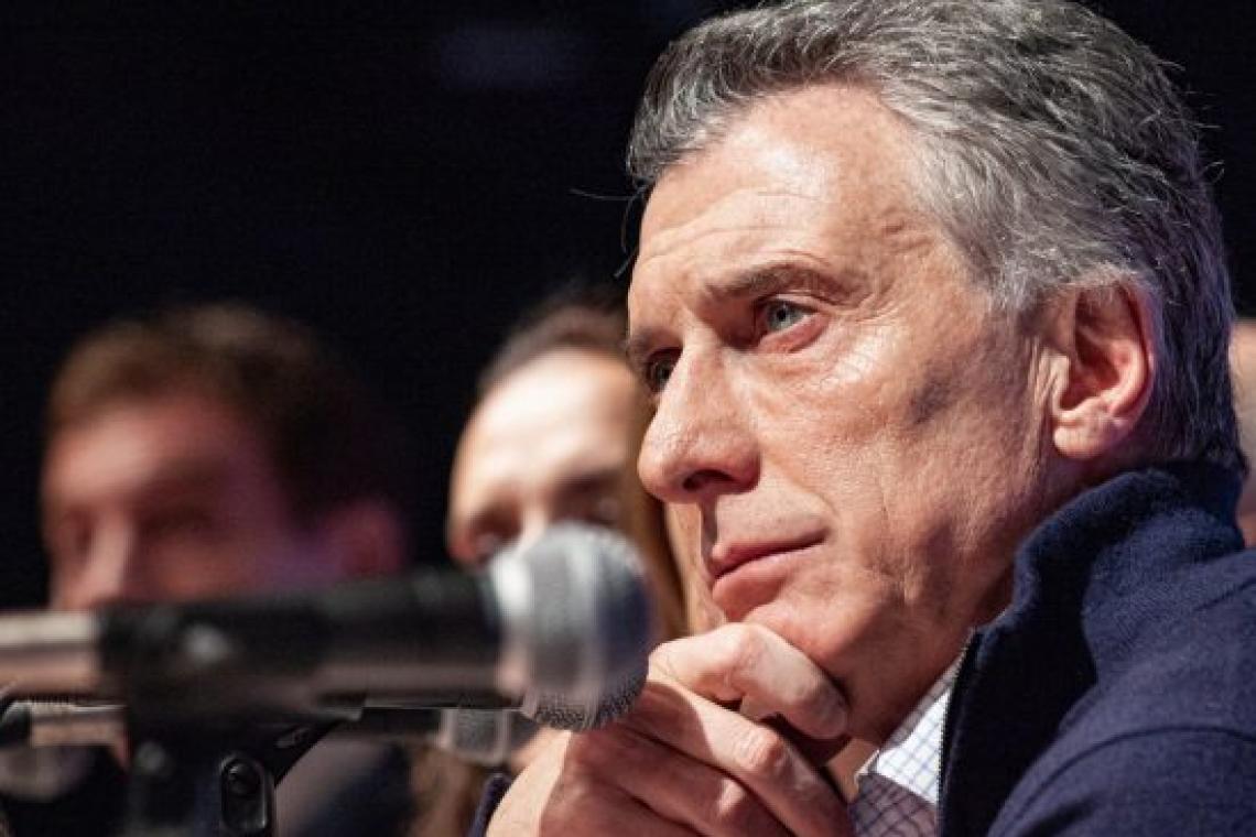 Argentina gira bruscamente e impone controles cambiarios