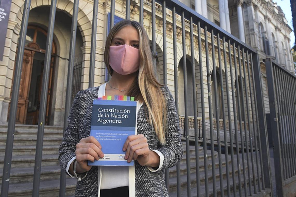 Se recibió de abogada tras examen virtual ante el intendente y un docente desde Tasmania