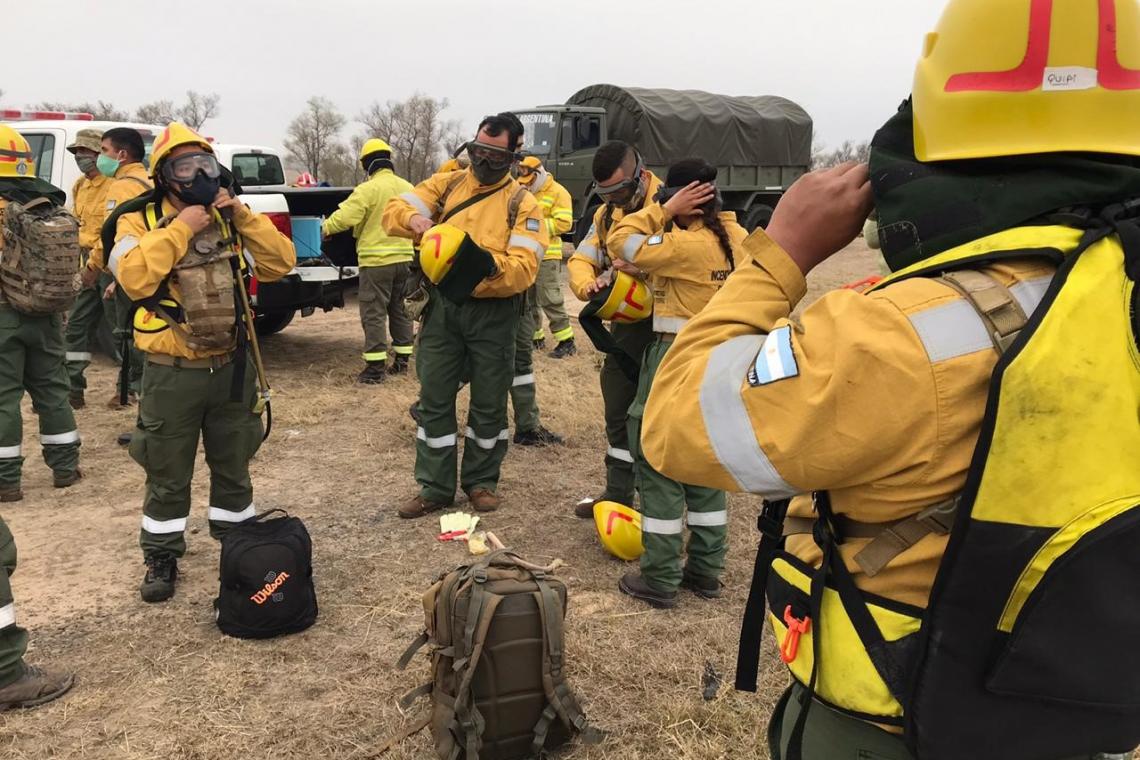 Continúan los operativos para combatir los incendios de las islas entrerrianas