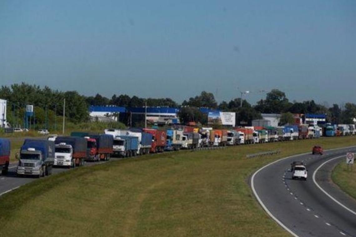 Transportistas siguen con cortes en autopista a Buenos Aires y otros puntos de Santa Fe