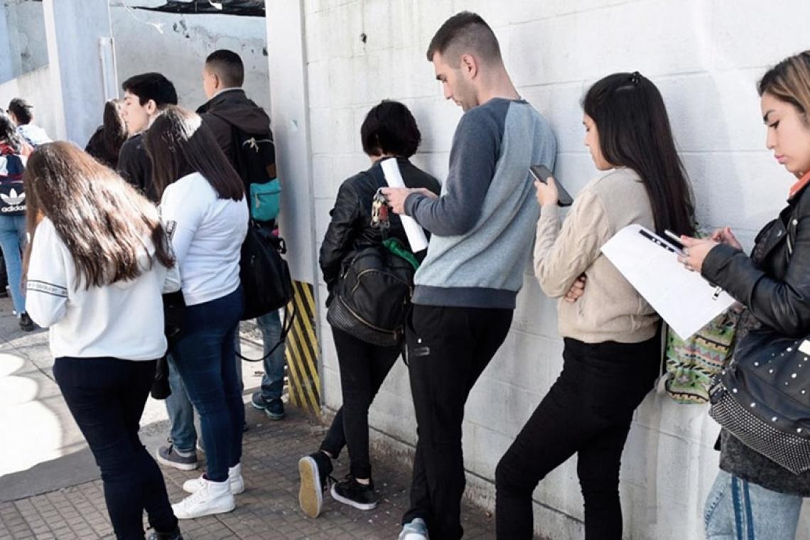 Los jóvenes de bajo nivel educativo son los más afectados por la caída del empleo en 2020