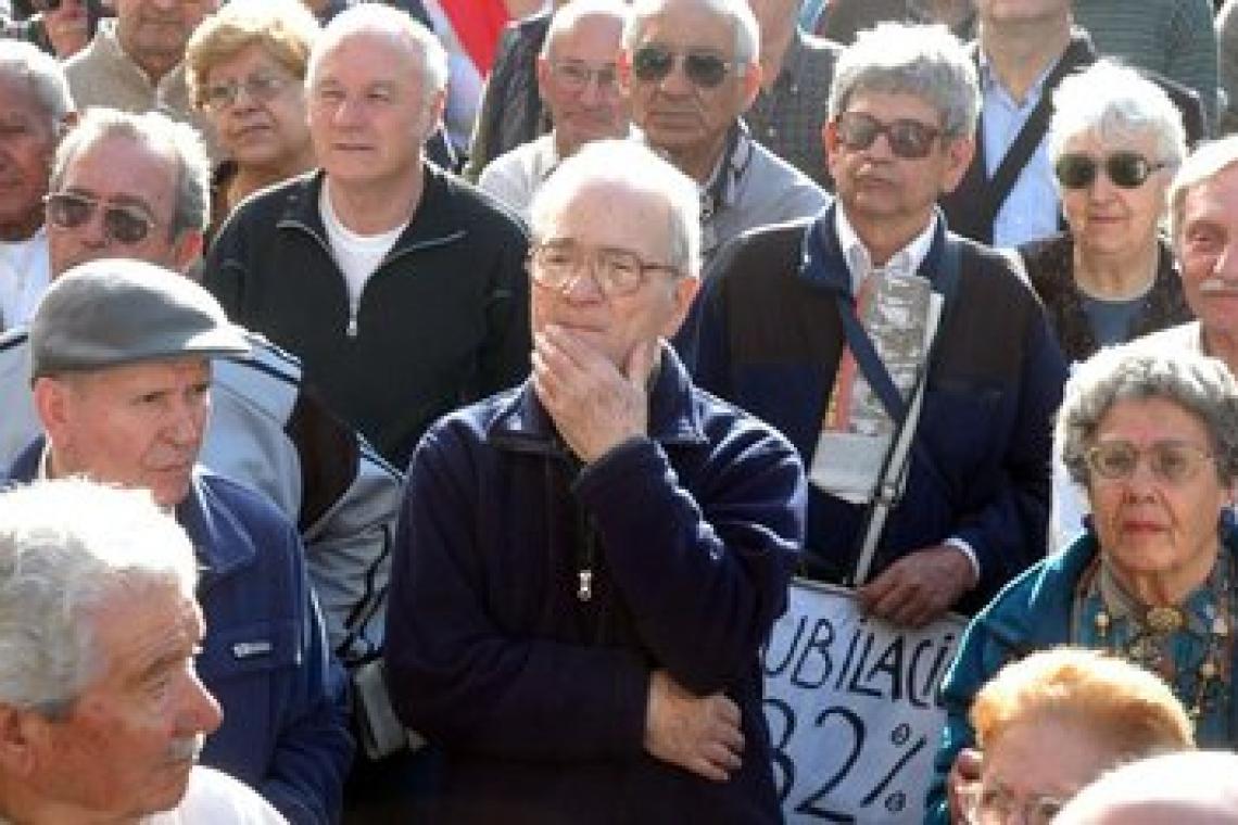 Suben 8% las jubilaciones y asignaciones, pierden 3 puntos contra la inflación