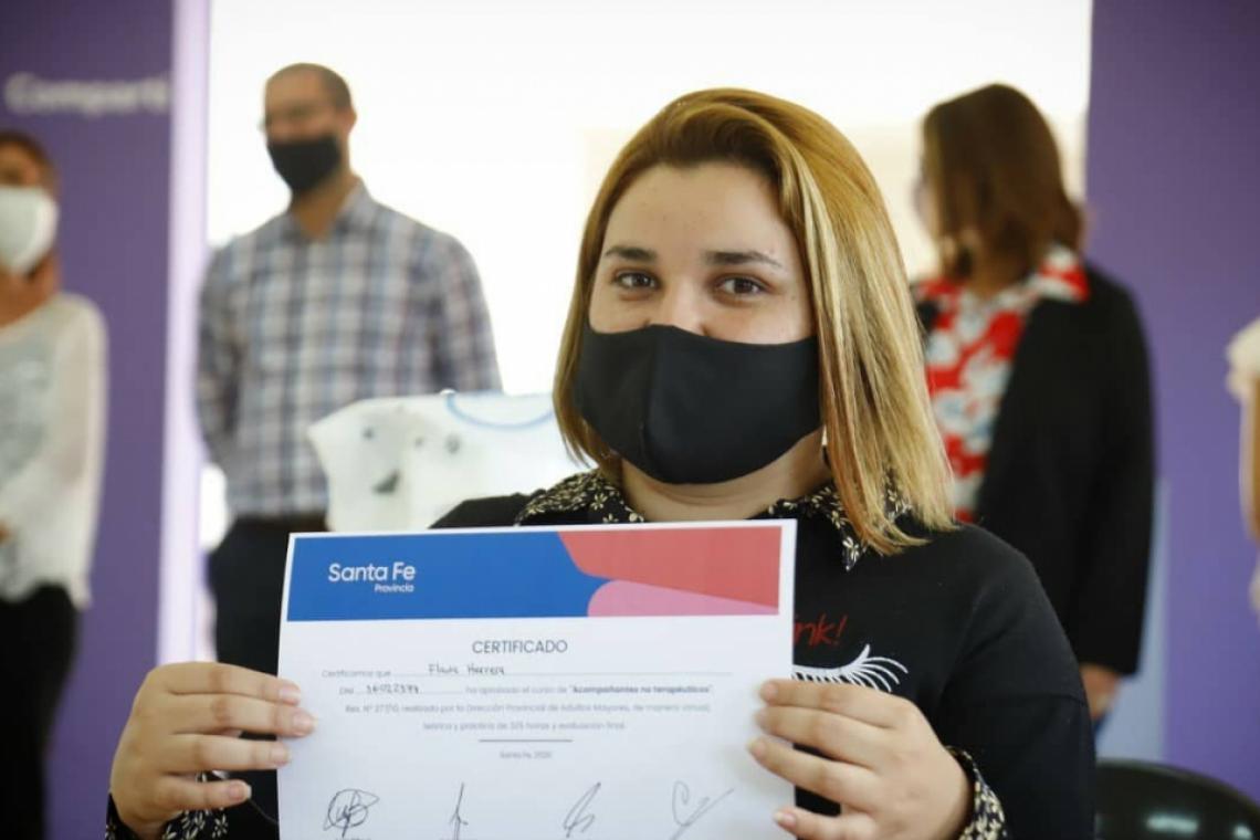 LA PROVINCIA ENTREGÓ CERTIFICADOS DEL CURSO PARA EL CUIDADO DE PERSONAS MAYORES
