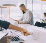 ¿Es mejor tener la laptop enchufada todo el tiempo o usar la batería?: esto es lo que dicen los expertos