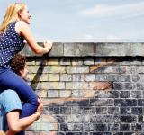 Redes sociales: por qué nos obsesiona la vida de los otros (y cómo la pandemia incrementó ese deseo)