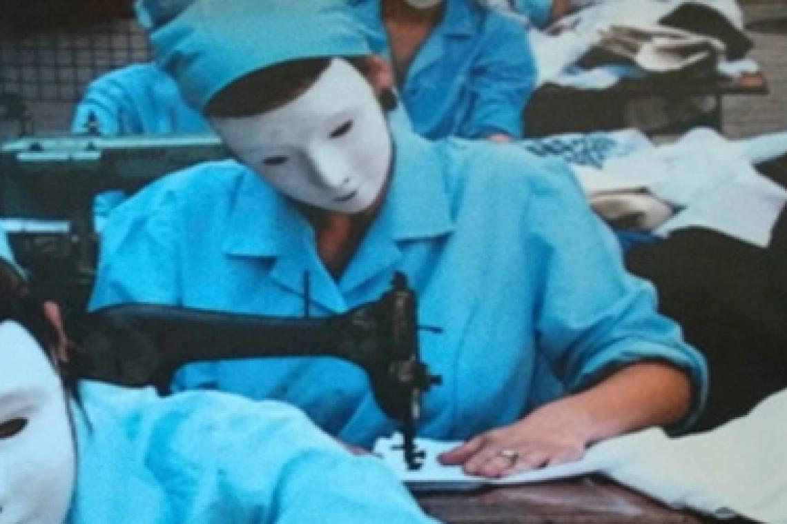 "¿Quién hace tu ropa?", el libro que vincula a las grandes marcas con talleres ilegales
