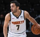 Otro lujoso pase de Campazzo, que fue titular en el triunfo de Denver ante los Spurs