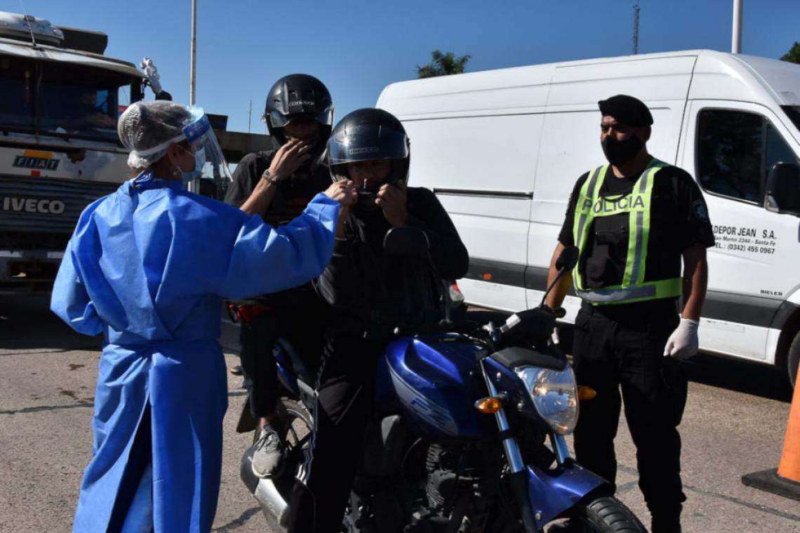 La provincia refuerza los controles vehiculares en los accesos interprovinciales y en horarios de circulación restringidos.