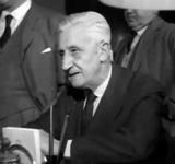 Illia, un presidente cercado por las corporaciones, las FF.AA y los medios