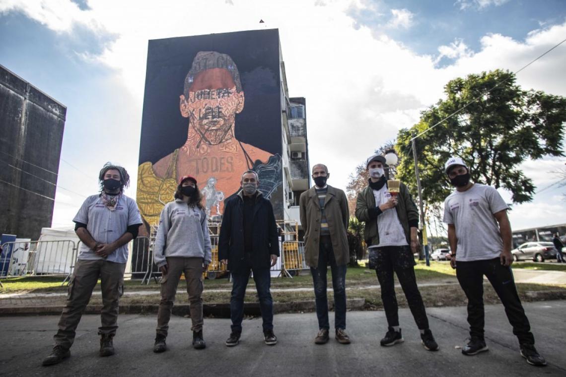 Muralistas le rinden homenaje a Messi en el barrio donde nació
