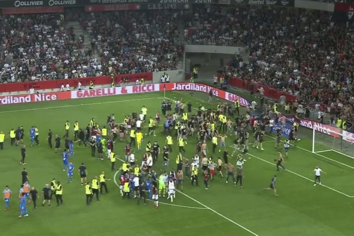 Escándalo en Francia: Hinchas de Niza entraron al campo y agredieron a jugadores de Marsella