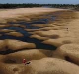 Las impactantes imágenes de la mayor sequía en 77 años del río Paraná, el segundo más largo de Sudamérica