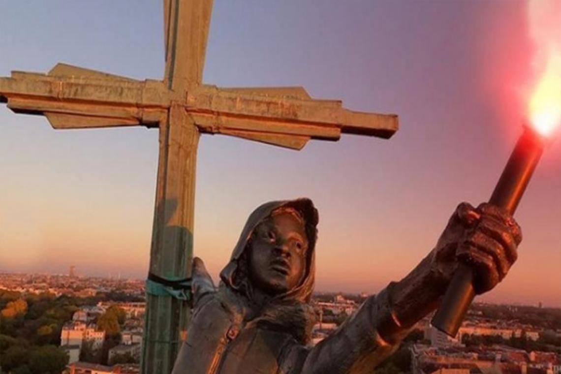 Un artista urbano conmovió con la escultura de un niño refugiado desde la cúpula de una iglesia