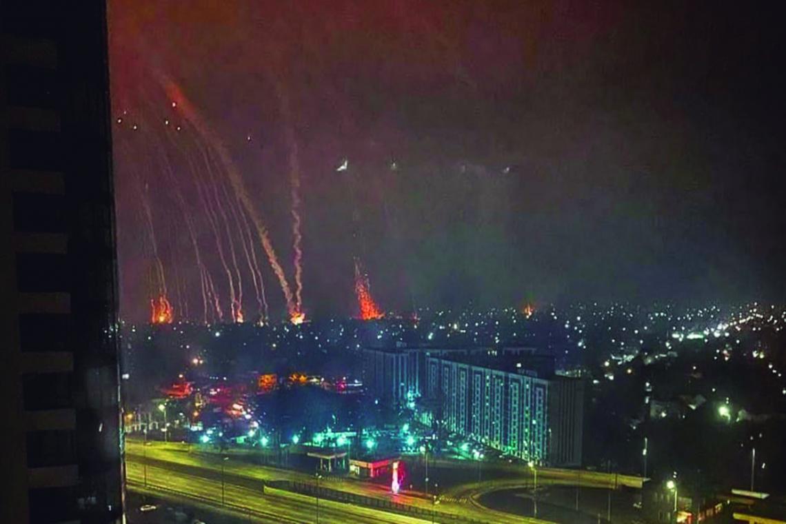 Crece la ofensiva sobre Kiev mientras Rusia afirma que está dispuesta a negociar