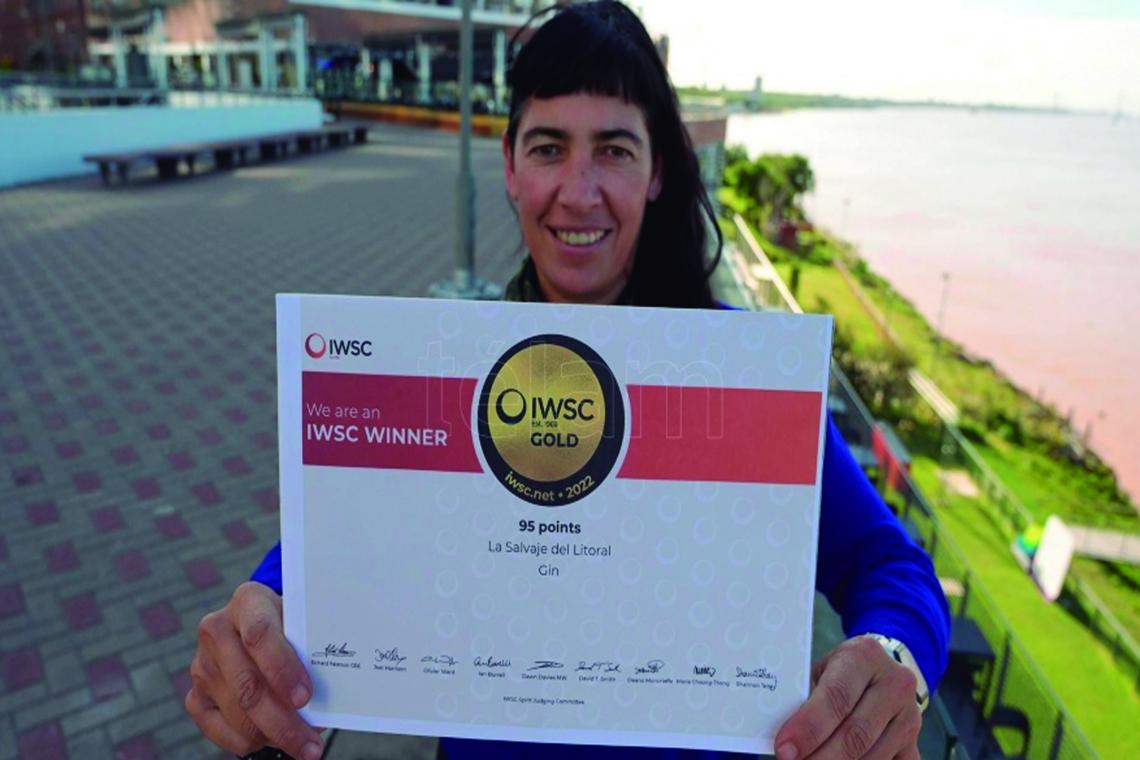 Una experta rosarina en destilados obtuvo una medalla de oro con un gin "con sabor del litoral"
