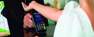 Los implantes de microchip que te permiten pagar con la mano