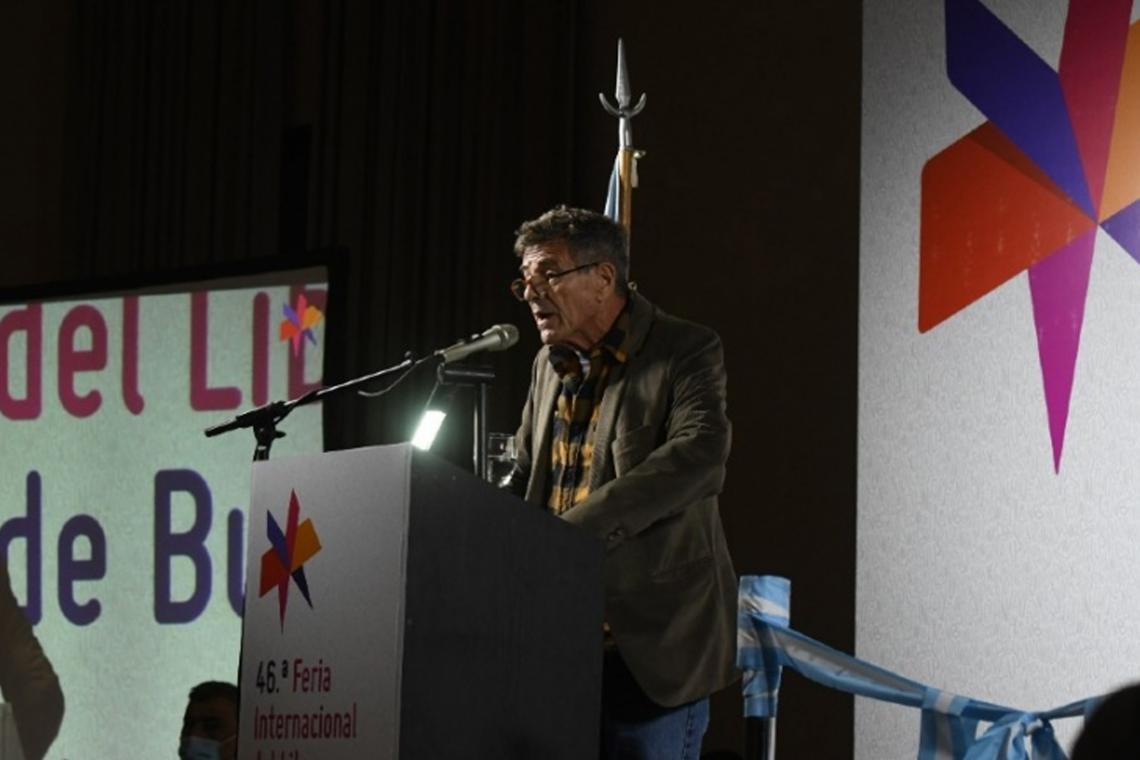 Saccomanno: "Se escribe en soledad pero no ajeno a las contradicciones de lo real"