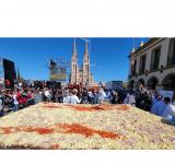 Cocinaron la milanesa a la napolitana "más grande del mundo" en Luján