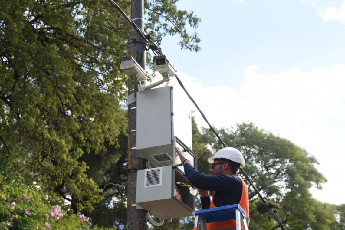 Comenzaron a instalarse las primeras 20 cámaras de control de tránsito