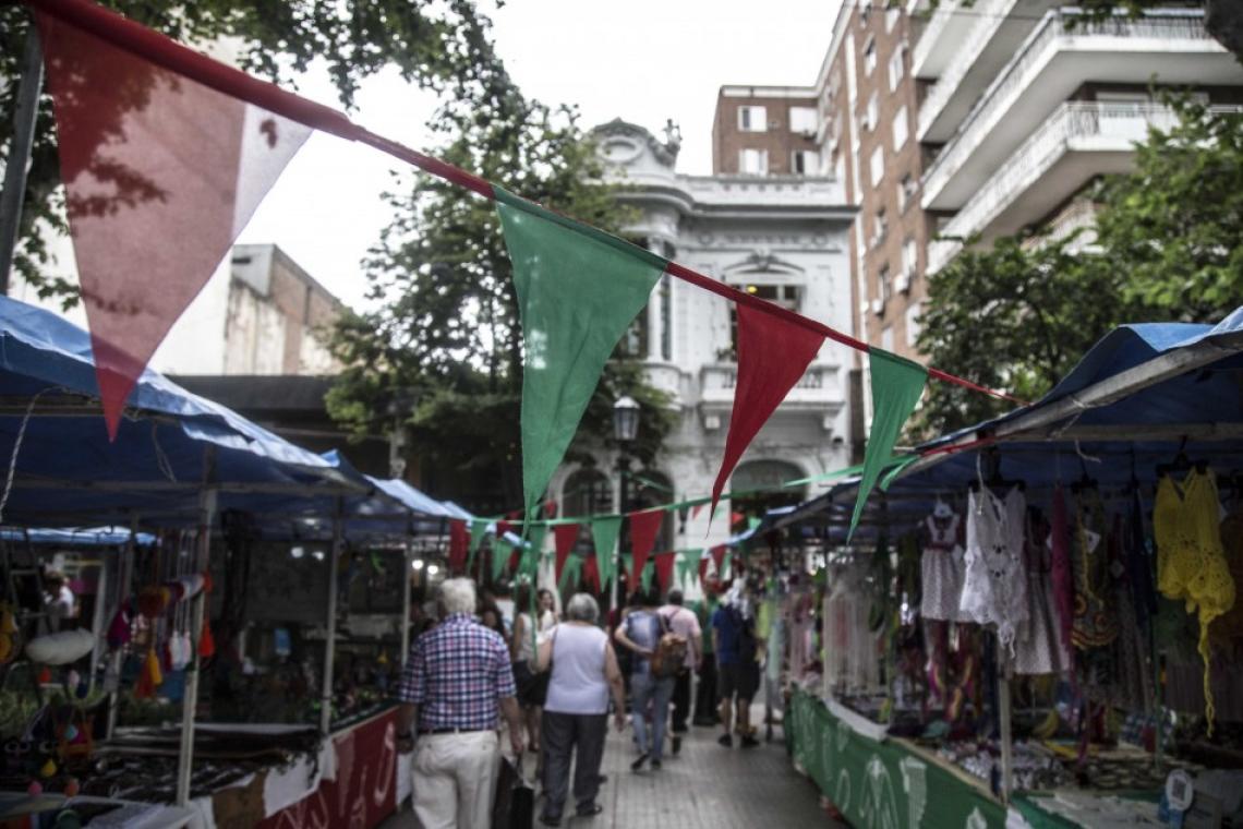 Llega la Feria artesanal solidaria Día del padre a la plaza Pringles