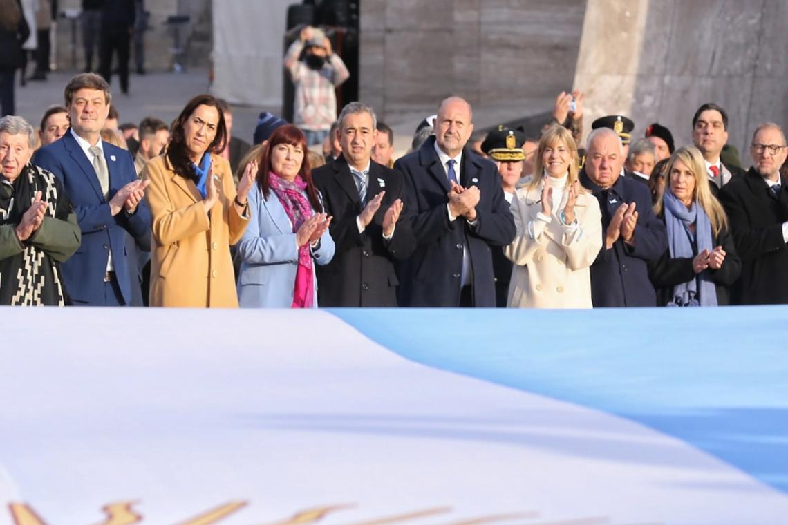 Perotti en el día de la bandera: “construyamos juntos generando riqueza, ese es el camino al desarrollo”