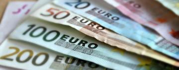 El euro llega a su nivel más bajo en 20 años frente al dólar: qué consecuencias tiene la histórica paridad de las monedas