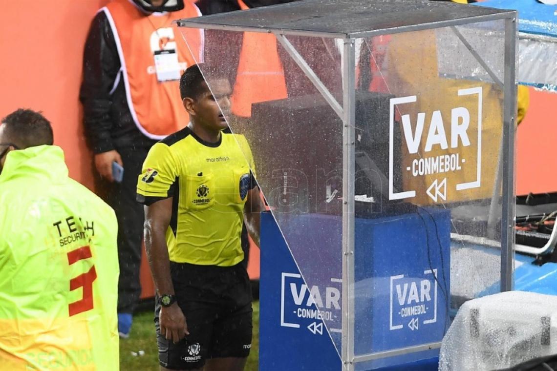 La Premier League pide que las conversaciones del VAR sean públicas
