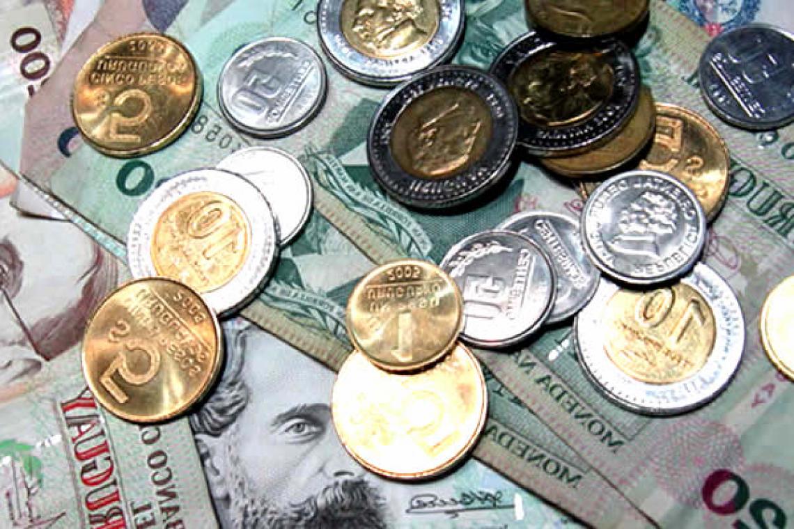 Por qué Uruguay tiene la moneda que más se fortalece frente al dólar en América Latina (y cuáles son los pros y contras)