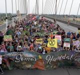 Masiva marcha por la Ley de Humedales y contra quemas intencionales