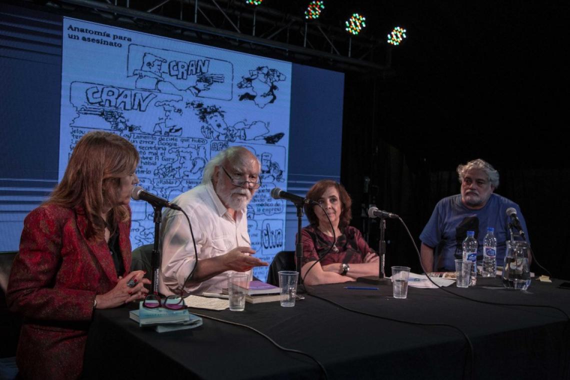 Personalidades destacadas de la cultura homenajearon a Roberto Fontanarrosa en la Feria del Libro