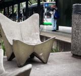 Arquitectura hostil: cuando el diseño urbano desalienta el uso del espacio público