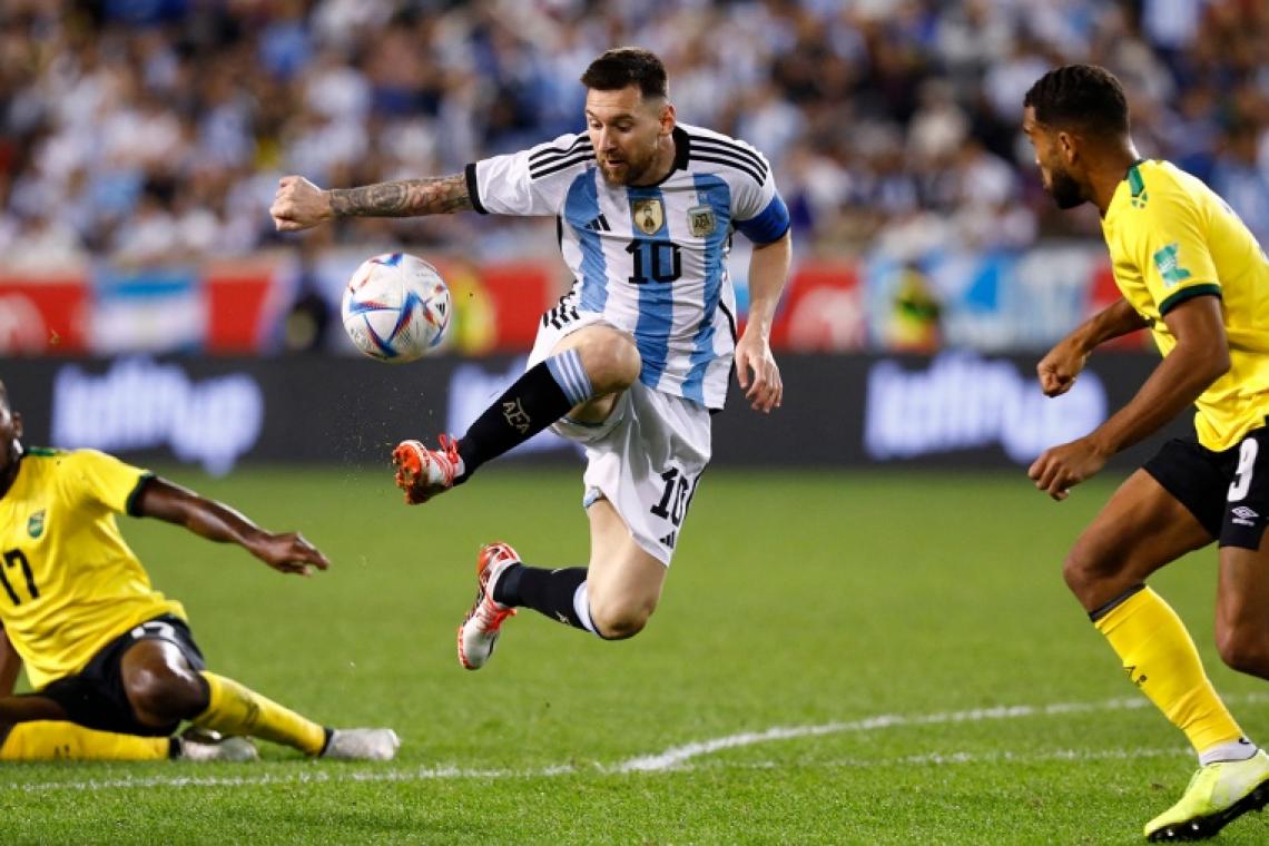 Con un doblete de un Messi brillante, Argentina goleó a Jamaica sin despeinarse