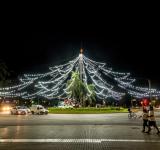 Se enciende el tradicional arbolito de Navidad de Pellegrini y Oroño