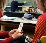Países Bajos anuncia que prohibirá el uso del celular en las salas de clase