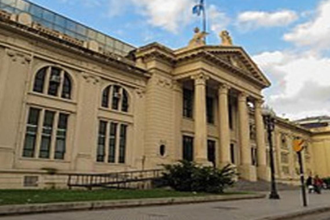 América Latina viene a Argentina a estudiar Medicina (y la paradoja del éxodo de médicos en el país)