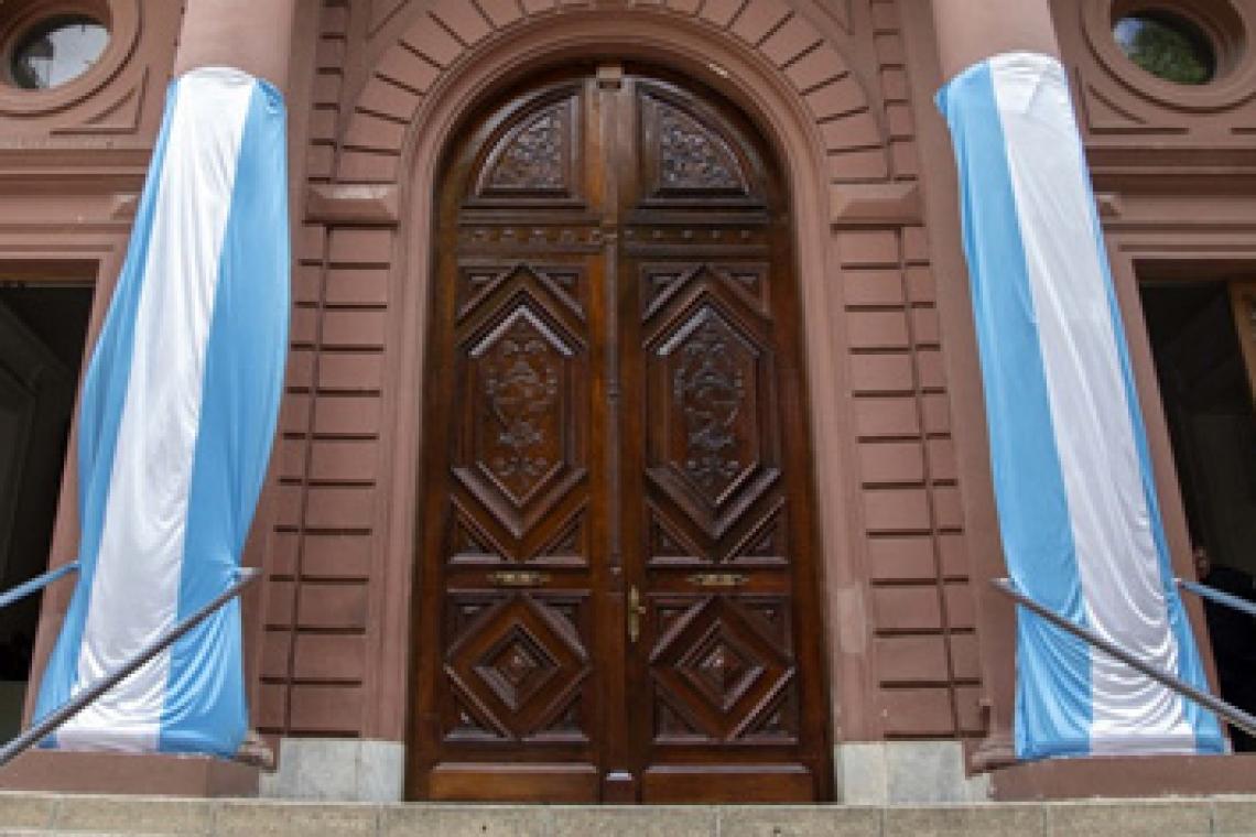 La histórica puerta principal regresó al Palacio de los Leones