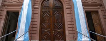 La histórica puerta principal regresó al Palacio de los Leones